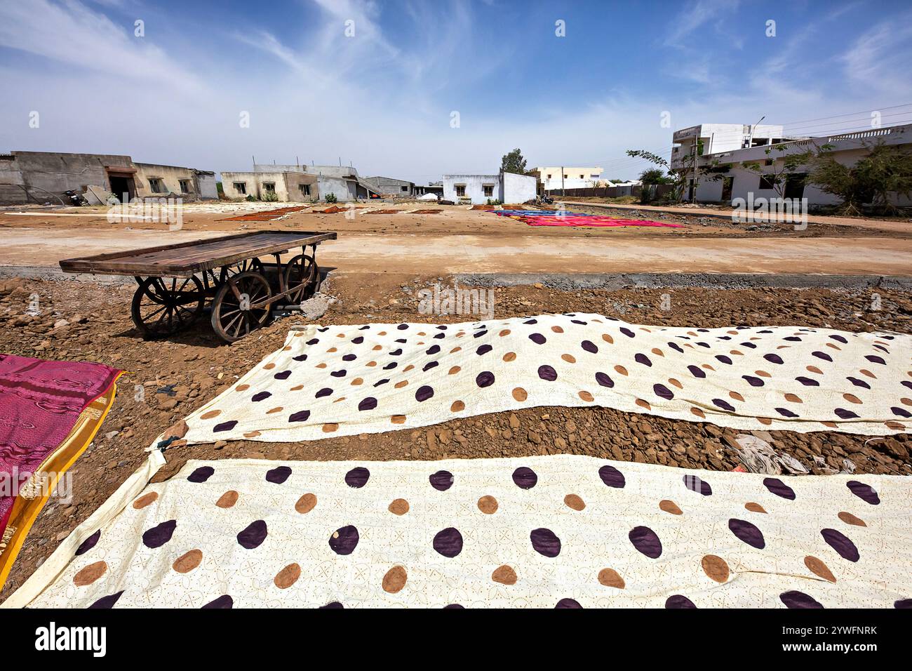 Blockbedruckte Textilien, die in der Sonne in Gujarat, Indien, trocknen Stockfoto