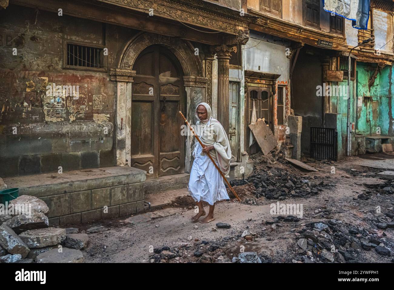 Einheimischer Mann im alten Teil von Ahmedabad mit verlassenen historischen Häusern, Ahmedabad, Gujarat, Indien Stockfoto