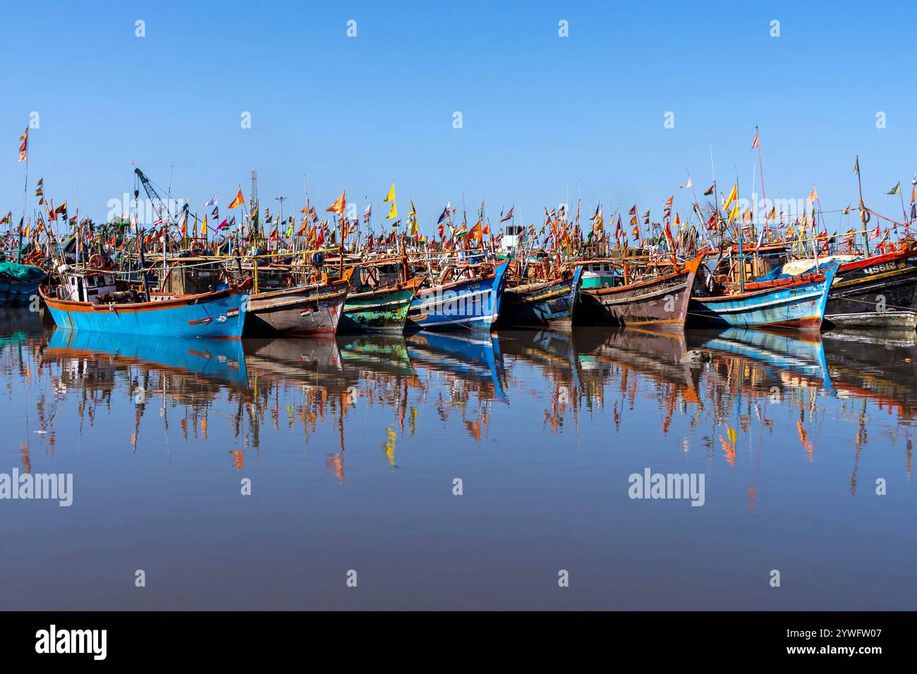 Fischerboote in der Stadt Veraval, Gujarat, Indien Stockfoto