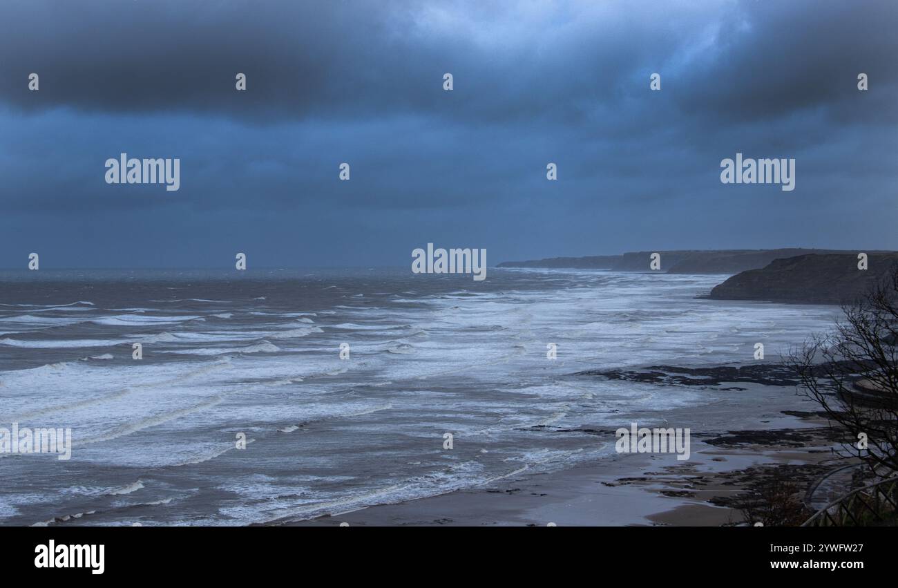 Storm Darragh, der vierte benannte Sturm der Wintersaison 2024-5 bis Anfang Dezember, stürzt in die Küste von North Yorkshire. Stockfoto