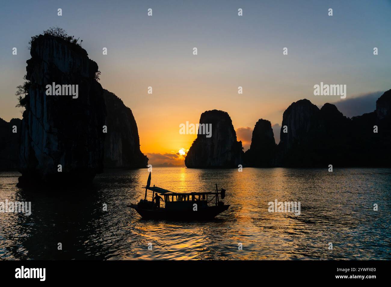 Blick über die Karstfelsen in Ha Long Bay, Vietnam Stockfoto