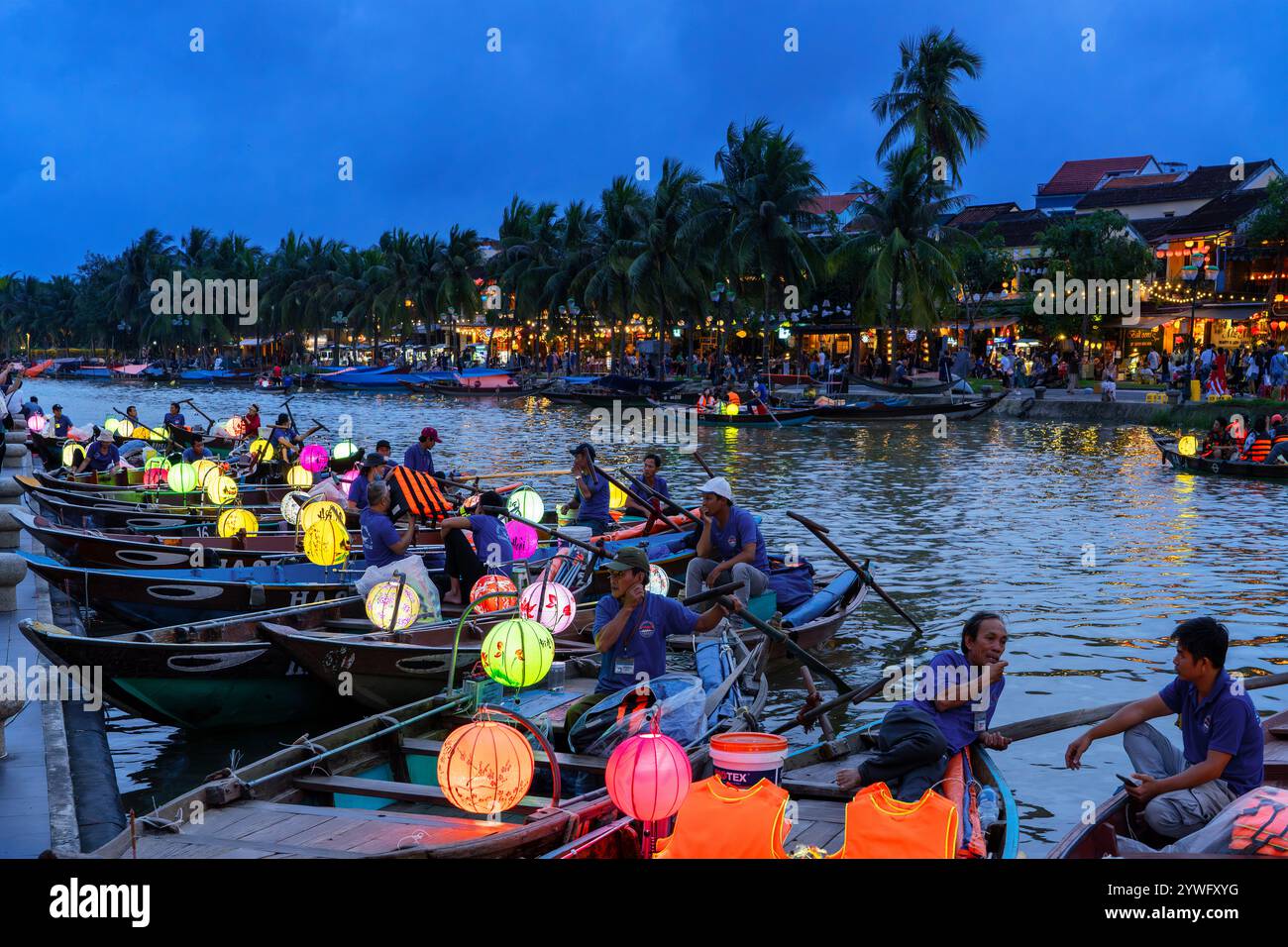 Traditionelle Laternenboote in der Dämmerung in Hoi an, Vietnam Stockfoto