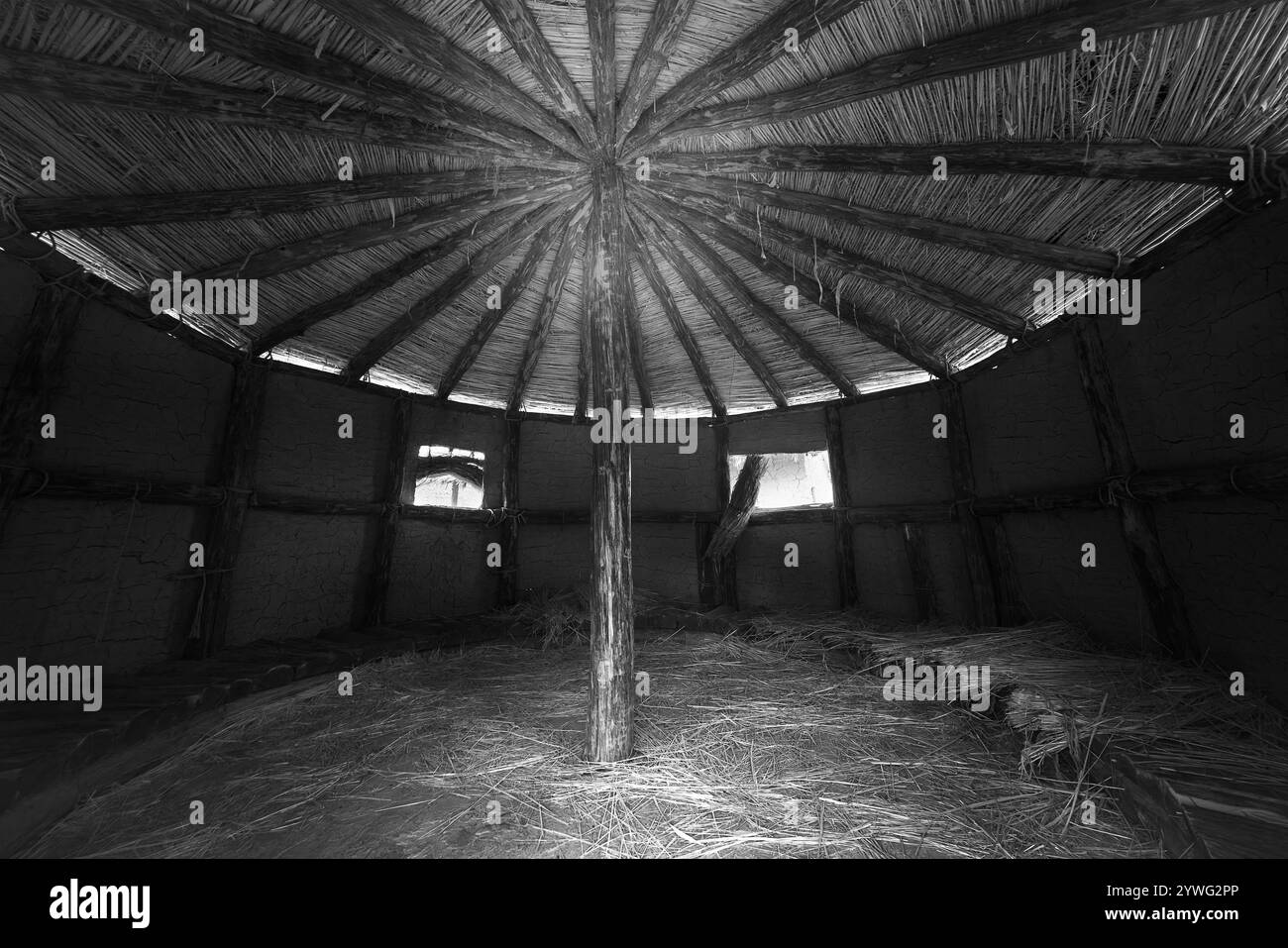 Innenraum des rekonstruierten Dorfhauses im Museum der Knochen am Ohridsee in Nordmazedonien Stockfoto