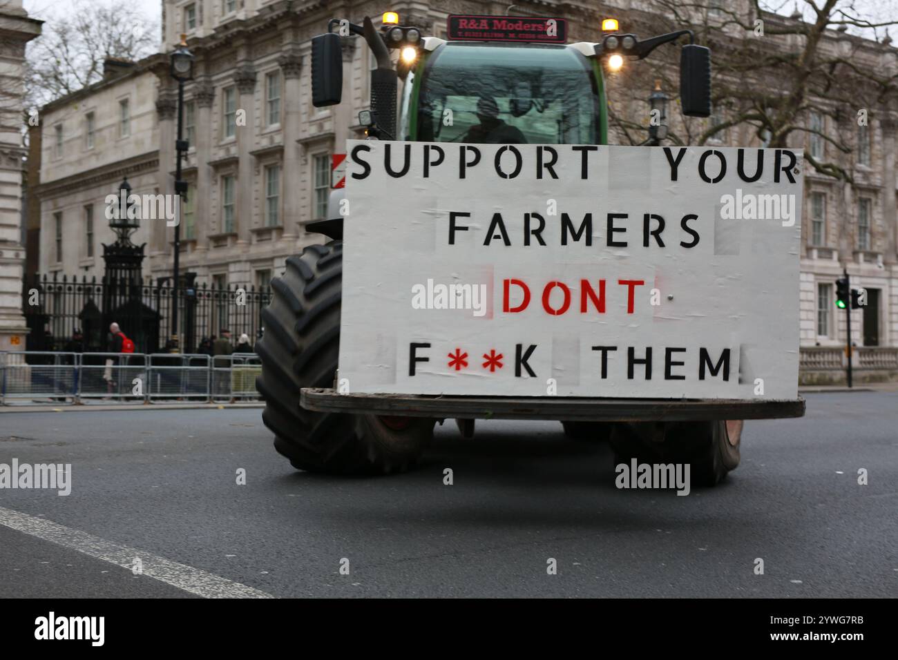 London, Großbritannien. 11. Dezember 2024. Hunderte von Traktoren fahren nach Westminster, um den Protest der britischen Landwirtschaft zu „Rip British Farming“ zu veranstalten. Sie kommt, nachdem die Regierung Änderungen an der landwirtschaftlichen Erbschaftssteuer im Oktober-Haushalt angekündigt hatte, in dem die Organisatoren Kent Fairness for Farmers und Save British Farming als „giftig“ bezeichnet wurden. Die Demonstranten fordern, dass diese Regierung aufhört, britische Landwirte und ländliche Gemeinden zu verraten. Quelle: Waldemar Sikora / Alamy Live News Stockfoto