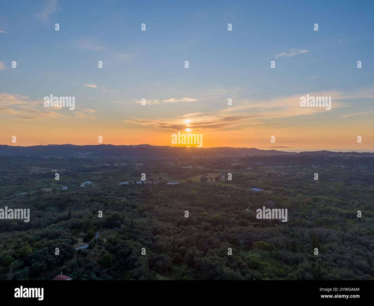 Sonnenuntergang über einer grünen Landschaft Stockfoto