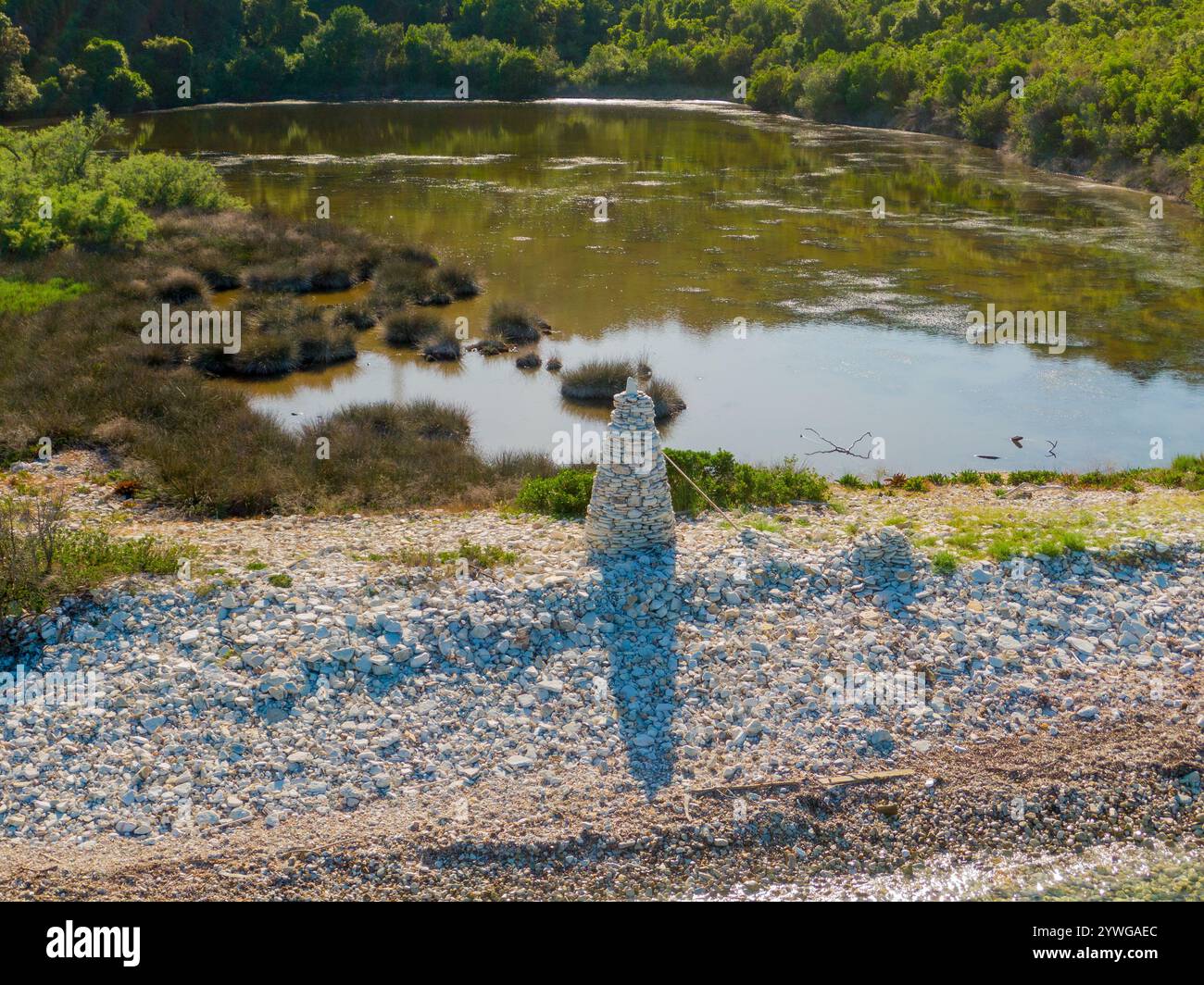 Steinkohle am See an einem felsigen Ufer Stockfoto