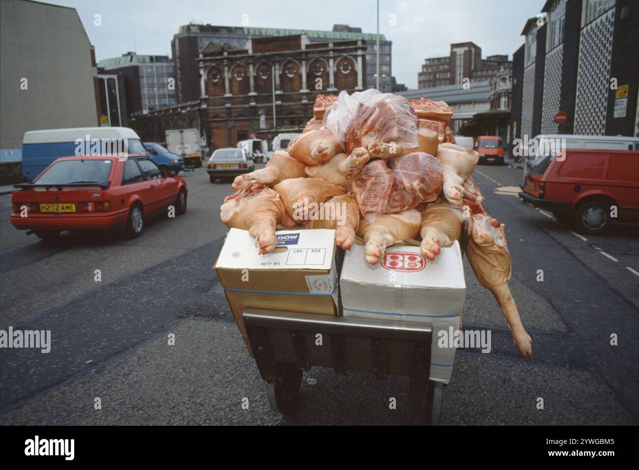 Smithfield Market, London Central Markets, London. Es befindet sich auf der Square Mile der City of London und ist in drei denkmalgeschützten Gebäuden untergebracht. Es ist der größte Großhandelsmarkt für Fleisch im Vereinigten Königreich. Der Smithfield Market, Londons historischer Fleischgroßmarkt, wird seine Türen 2028 nach fast 900 Jahren endgültig schließen. Die Entscheidung folgt den Herausforderungen einer zuvor geplanten Verlagerung in ein neues, mit £ 1 Milliarde dotiertes Bauprojekt in Dagenham, das aufgrund der steigenden Baukosten und der Inflation verschoben wurde. Händler in Smithfield, sowie die von Billingsgate Fish mA Stockfoto