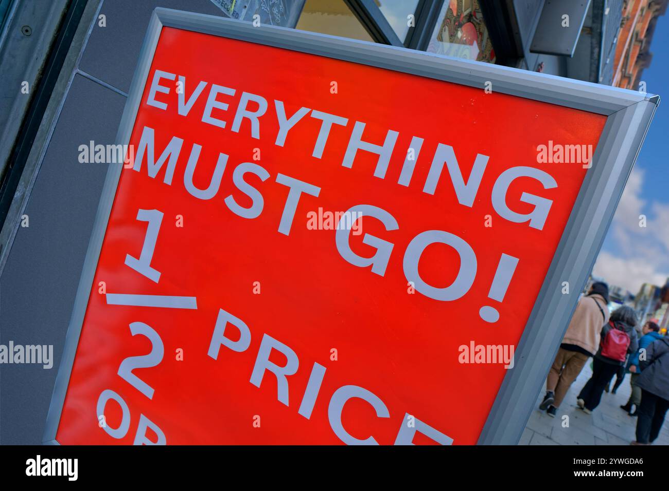 "Alles muss gehen"-Schild. Stockfoto