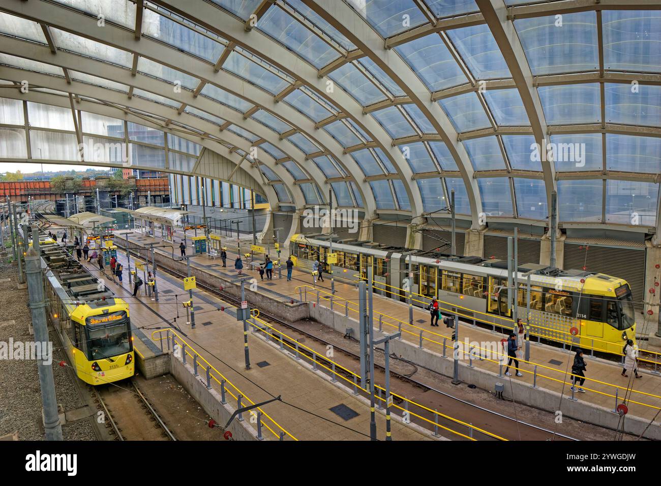 Metrolink-Straßenbahnsteige am Bahnhof Victoria im Stadtzentrum von Manchester, England. Stockfoto