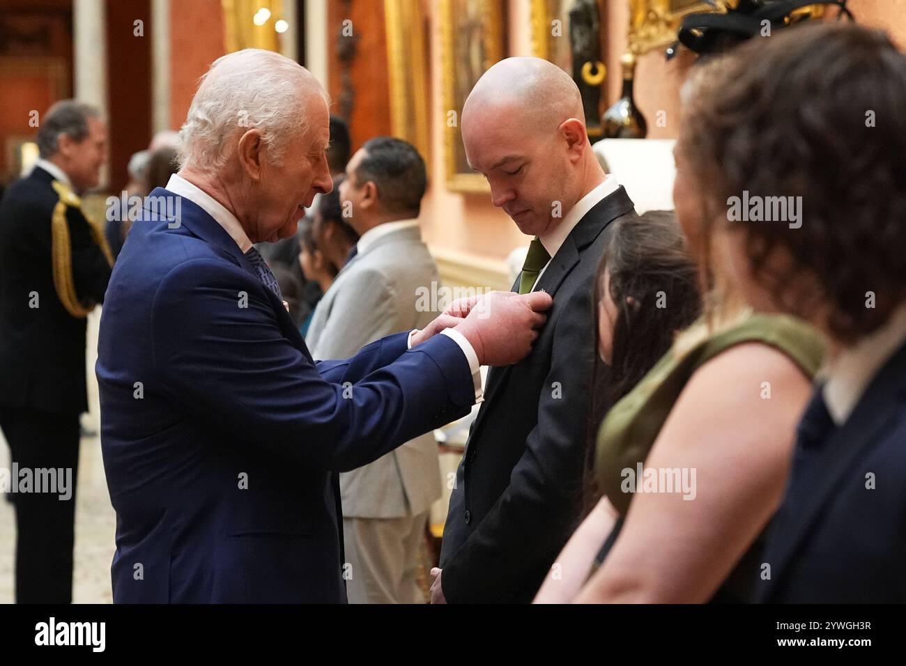 Mr. Paul Martin wird während einer Investiturzeremonie im Buckingham Palace in London mit dem King's Commendation for Tapferkeit von König Karl III. Dekoriert. Die Auszeichnung würdigt die Intervention von Herrn Martin bei einem Messerangriff am 14. April 2021. Bilddatum: Mittwoch, 11. Dezember 2024. Stockfoto