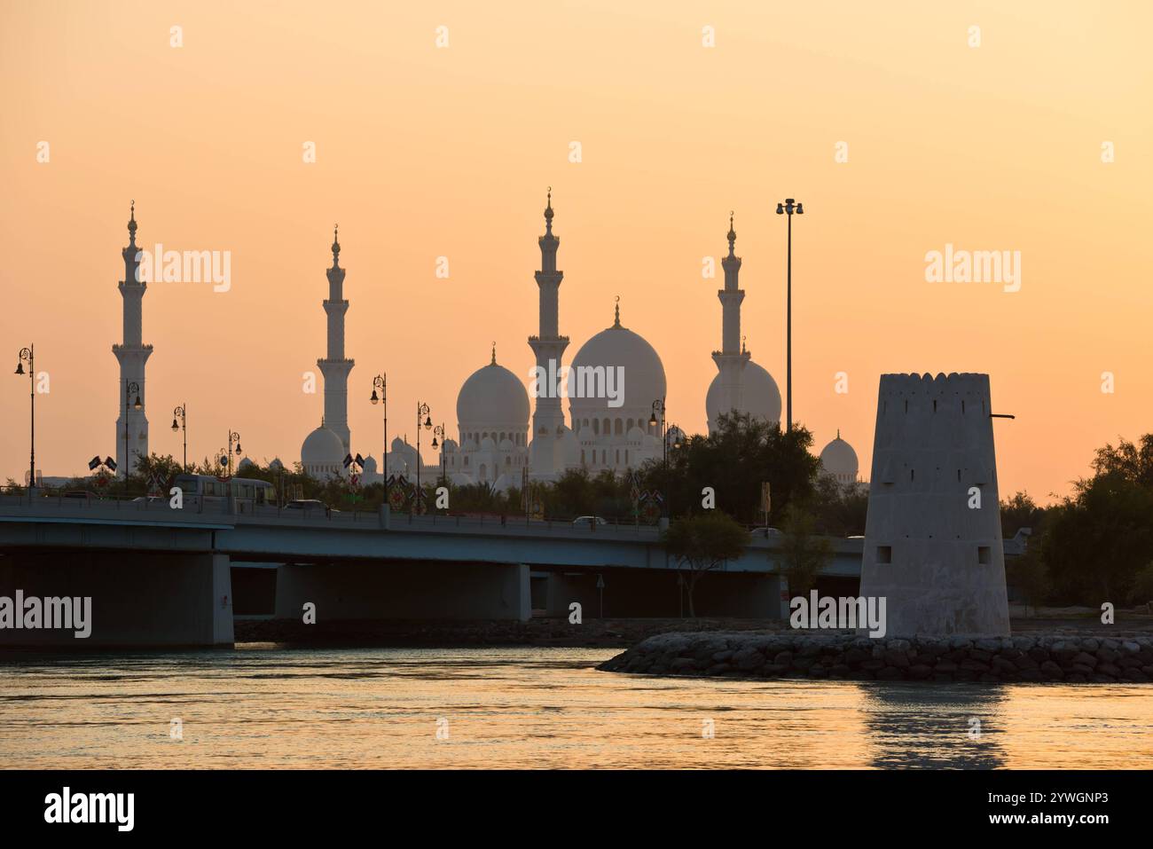 Weiße Scheich-Zayed-Moschee in Abu Dhabi, VAE Weiße Scheich-Zayed-Moschee in Abu Dhabi, VAE Blick auf die berühmte Scheich-Zayed-Moschee in Abu Dhabi, VAE f Stockfoto