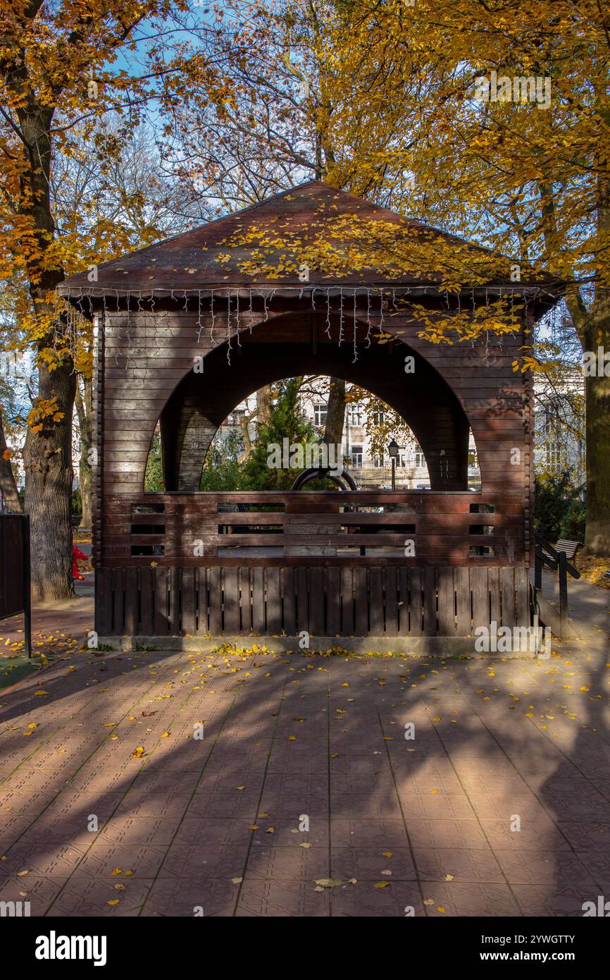 Hölzerne Pavillon in einem Stadtpark bei Sonnenaufgang im Herbstlaub Stockfoto