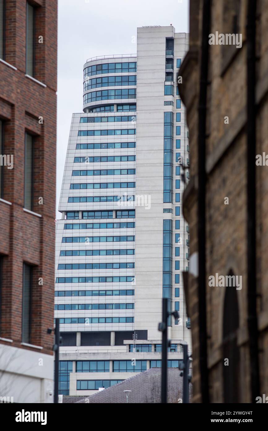 Bridgewater Place, auch bekannt als Dalek, ist ein Hochhaus in Leeds, West Yorkshire, England. Es war das höchste Gebäude in Yorkshire, als es im September 2005 stillgelegt wurde, aber heute ist es das zweithöchste Gebäude. Stockfoto