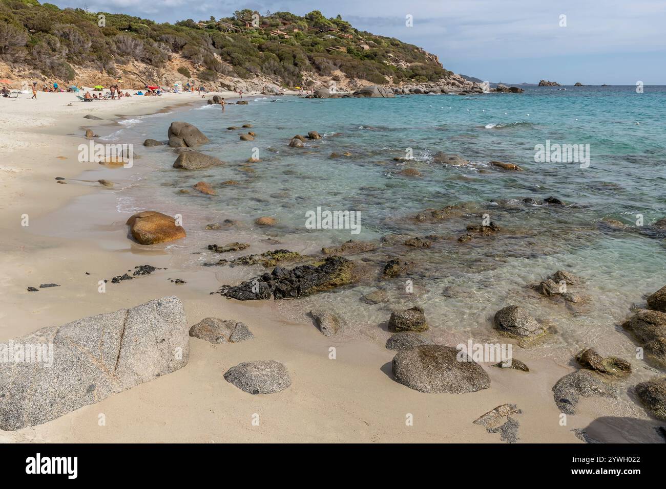 Der wunderschöne Kieselstrand und der weiße Sandstrand von Porto Sa Ruxi, Sardinien, Italien Stockfoto