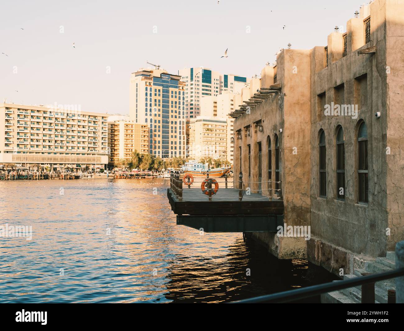 Historisches Viertel im Viertel Dubai Creek. Blick auf die Skyline des Dubai Creek mit traditionellen Booten und Piers. Stockfoto
