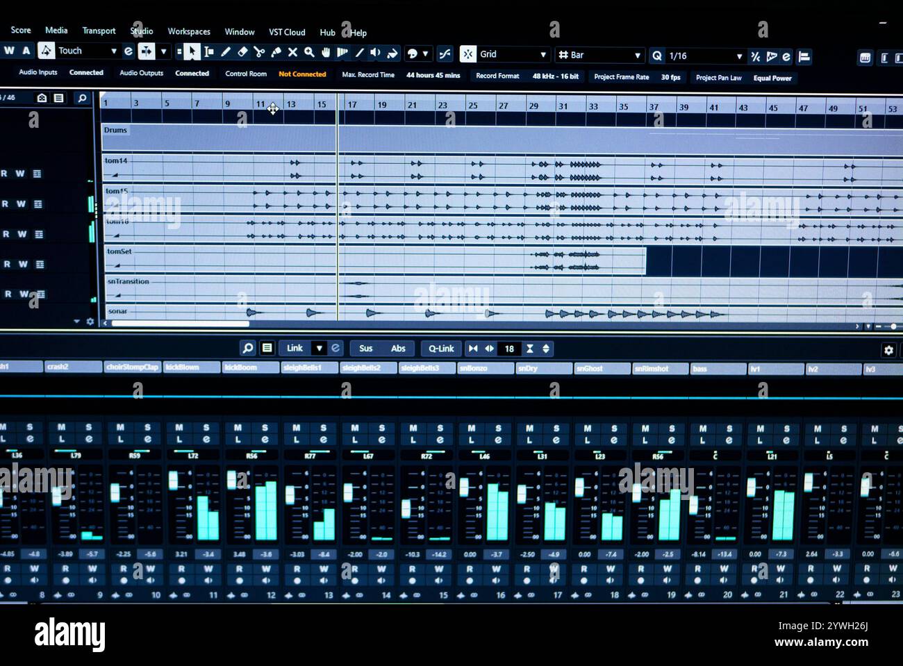 Сomputer Bildschirm mit der Benutzeroberfläche der DAW Digital Audio Workstation-Software während der Wiedergabe einer Musik. Stockfoto