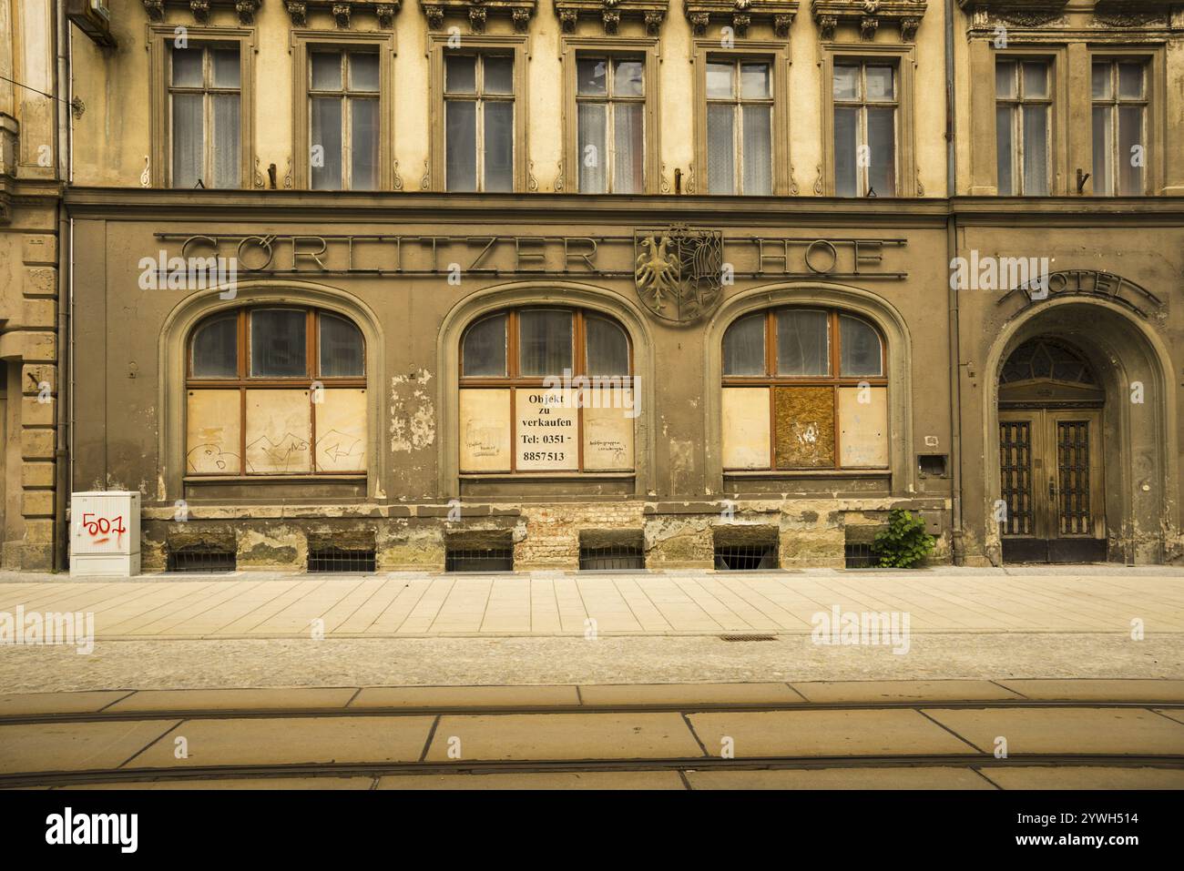 Fassade eines alten geschlossenen Hotels, Goerlitzer Hof, renovierungsbedürftig, DDR-Architektur, Stadtzentrum, Goerlitz, Freistaat Sachsen, Deutschland, Europa Stockfoto