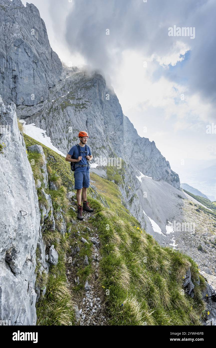 Bergsteiger mit Helm auf einem schmalen Wanderweg, Aufstieg zur Ackerlspitze, Wilder Kaiser, Kaisergebirge, Tirol, Österreich, Europa Stockfoto