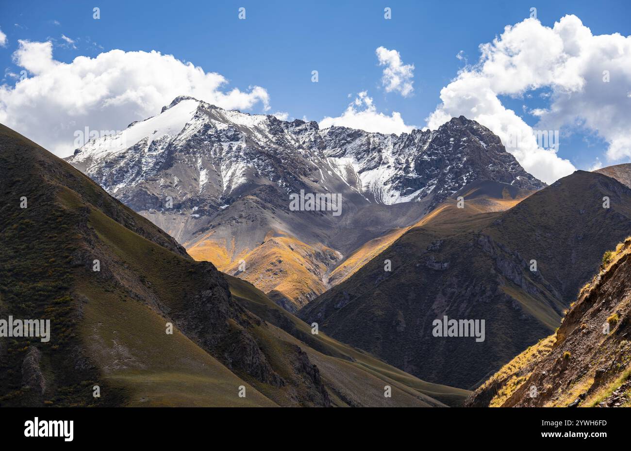 Malerische Berglandschaft mit weißen Berggipfeln, Tian Shan Bergen, Issyk-Kul, Kirgisistan, Asien Stockfoto