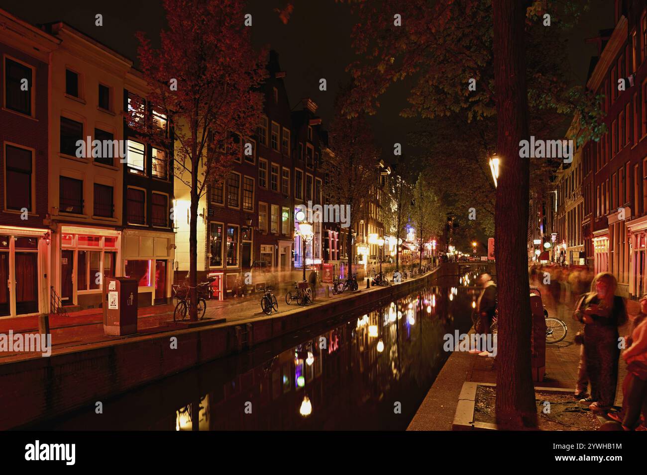 Nachtaufnahme der Oudezijds Achterburgwal im Rotlichtviertel in Amsterdam, Nordholland, Niederlande Stockfoto