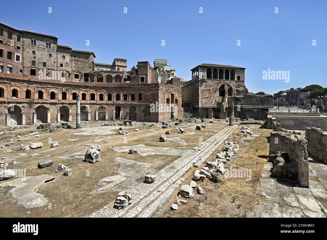 Blick auf das historische Traian's Forum des Traian Foro Traiano aus der Antike mit einem Gebäude im Halbkreis auf der Rückseite mit Kolonnade im Vordergrund f Stockfoto