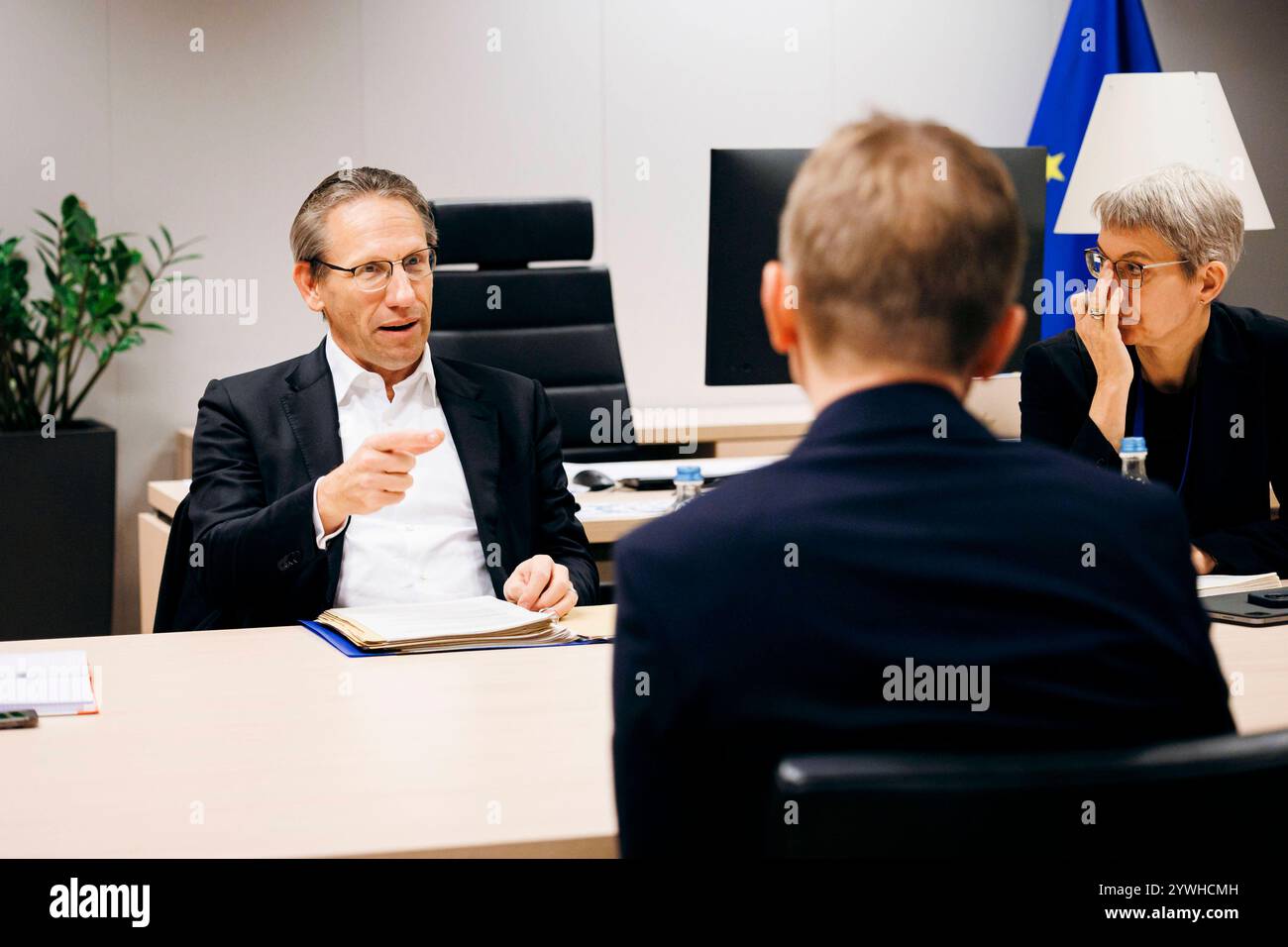 Jörg Kukies, Bundesfinanzminister SPD, trifft Piotr Serafin, Kommissarischer Ständiger Vertreter Polens bei der Europäischen Union, zu einem gespraech im Rahmen des Eurogruppe / ECOFIN-Rates, in Bruessel, 10.12.2024. Fotografiert im Auftrag des Bundesministeriums der Finanzen BMF Bruessel Belgien *** Jörg Kukies, Bundesfinanzminister SPD , trifft Piotr Serafin, Kommissar Ständiger Vertreter Polens bei der Europäischen Union, zu einer Diskussion auf dem ECOFIN-Rat der Eurogruppe in Brüssel, 10 12 2024 fotografiert im Auftrag des Bundesministeriums für Finanzen BMF Brüssel Belgien Copyr Stockfoto