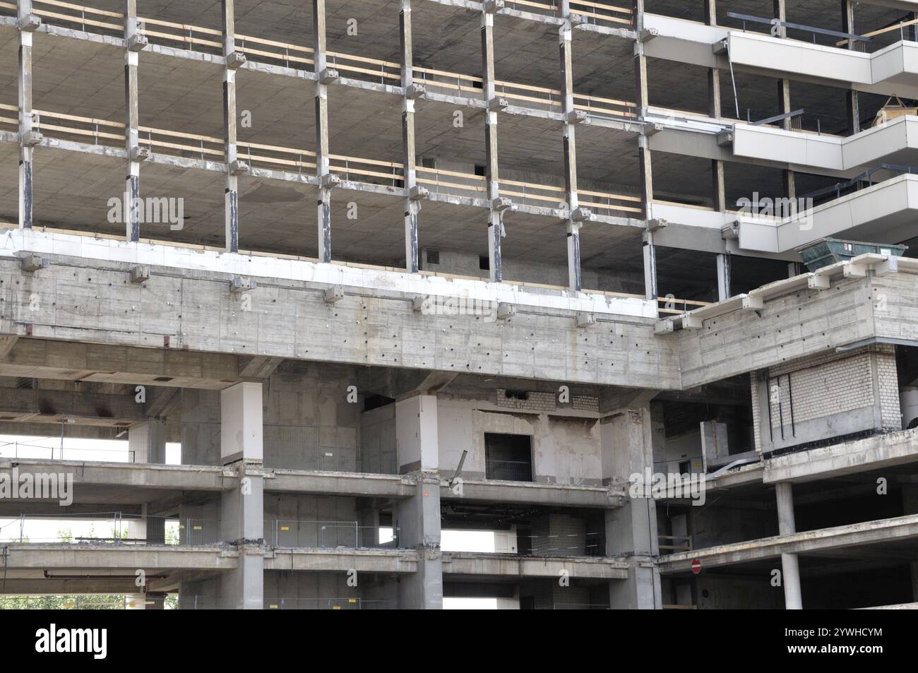 Aus dem Lufthansa-Hochhaus (Sitz der deutschen Fluggesellschaft bis 2007) am Rheinufer in Deutz wird MaxCologne, Renovierung bis 2012, Stockfoto