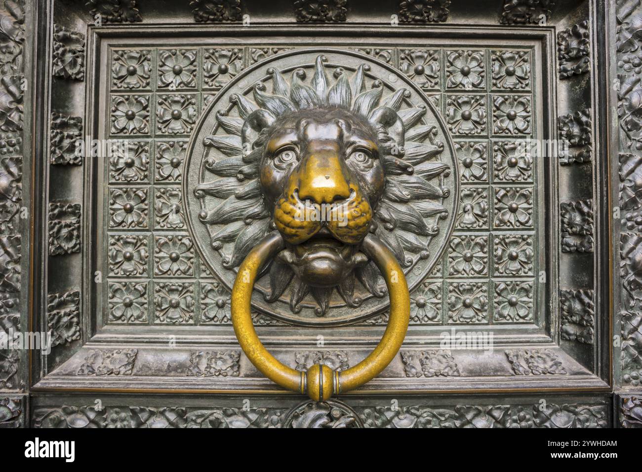 Löwenkopf, Türklopfer am Eingangsportal, Westfassade, Kölner Dom, Köln, Nordrhein-Westfalen, Deutschland, Europa Stockfoto