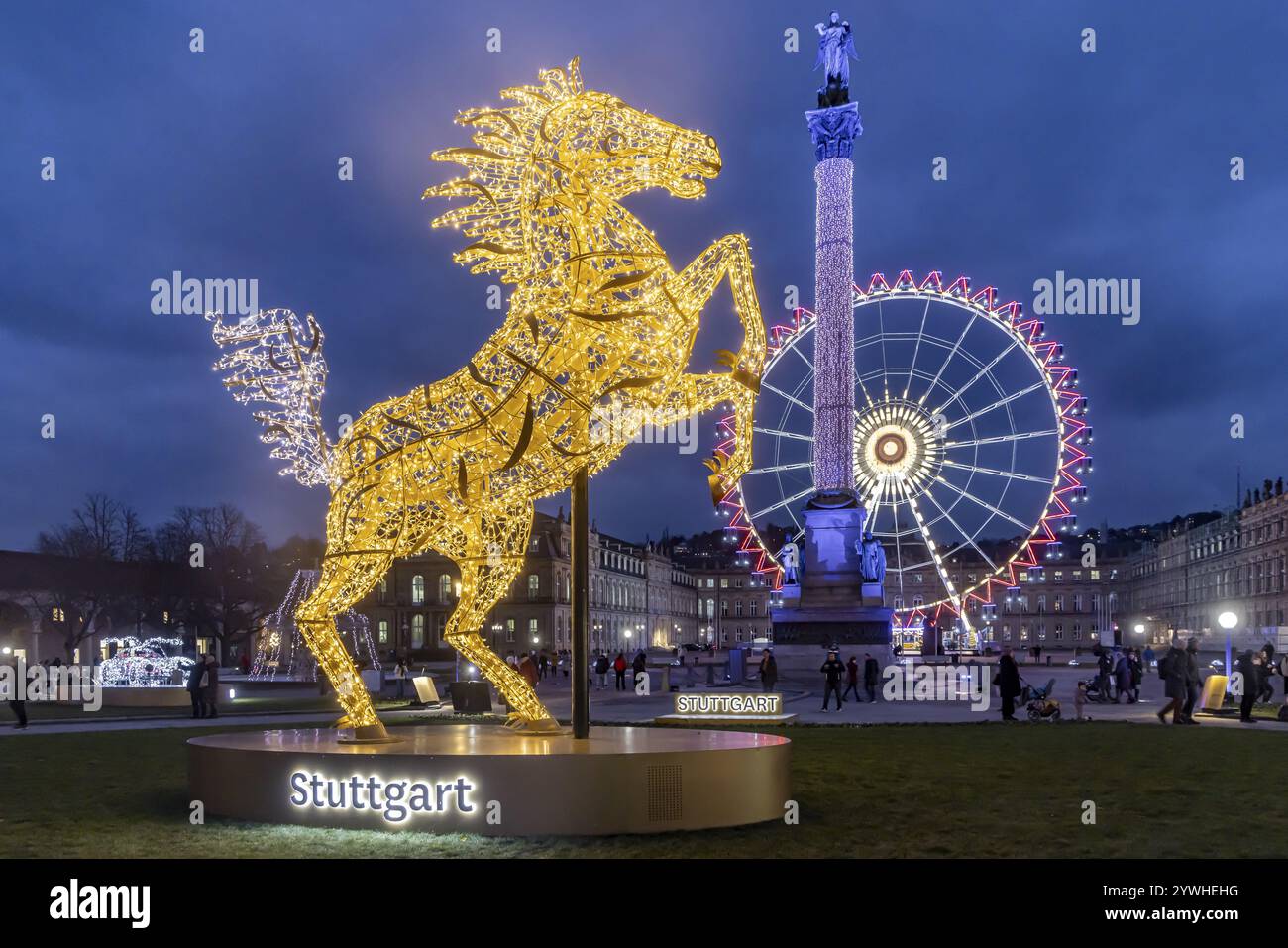 Stuttgarter Weihnachtsmarkt am Abend. Traditionelle Veranstaltung mit mehr als 3,5 Millionen Besuchern pro Jahr. Die Highlights zeigen die Sehenswürdigkeiten der Statistik Stockfoto
