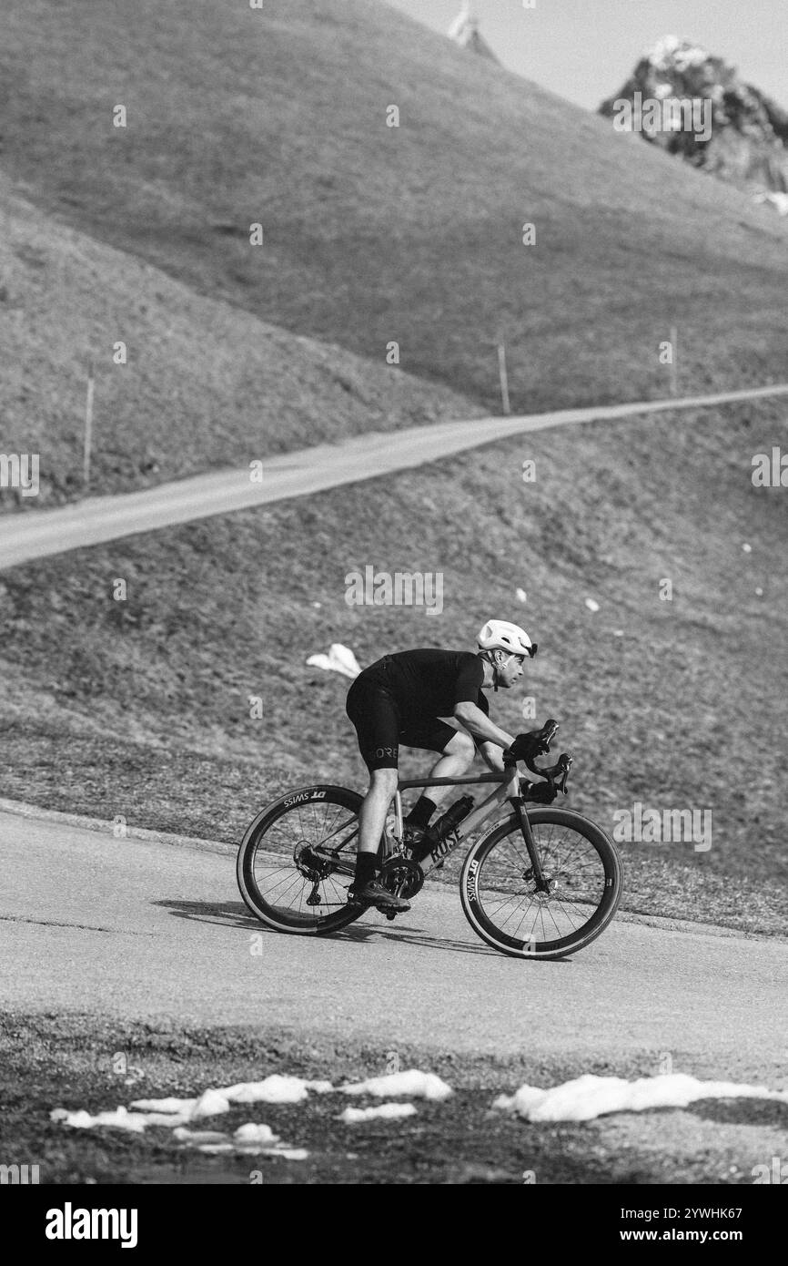 Rennradfahrer im Frühjahr im Allgäu vor malerischer Kulisse der Alpen, Bayern, Deutschland, Europa Stockfoto