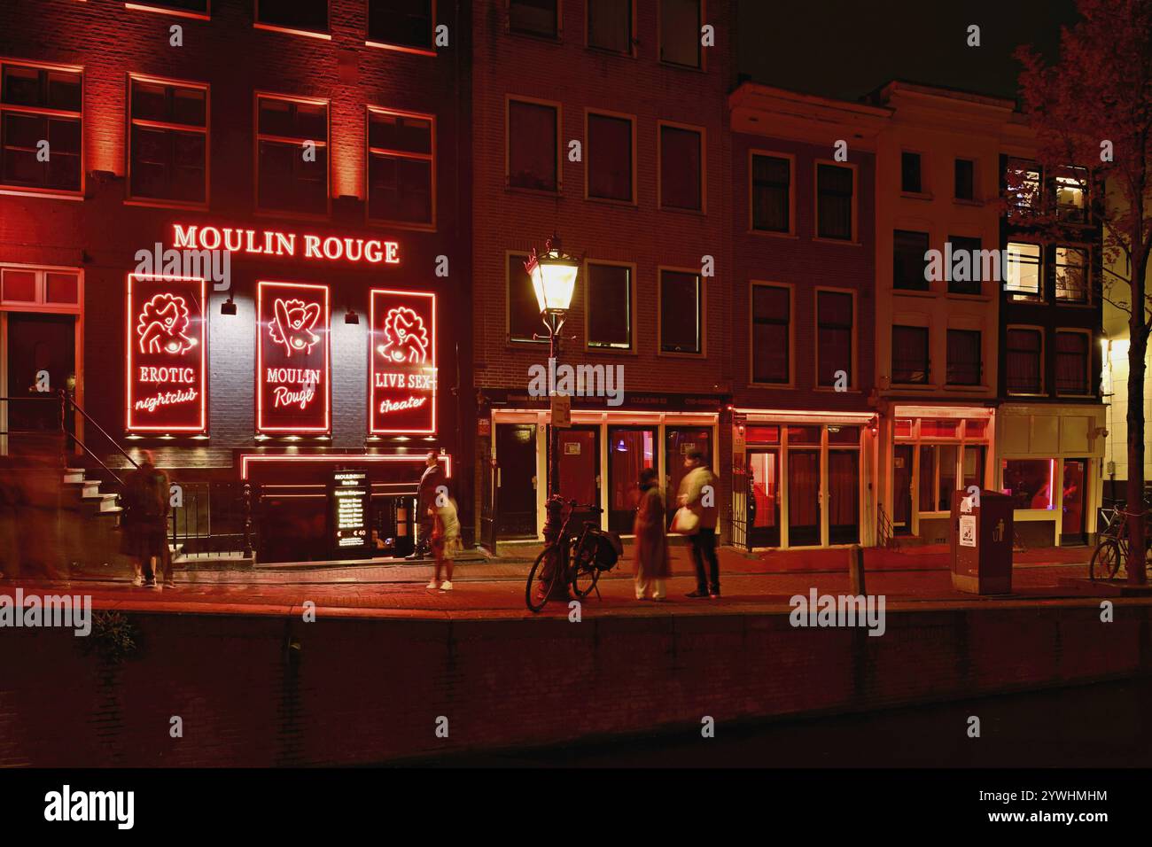 Nachtaufnahme der Oudezijds Achterburgwal im Rotlichtviertel in Amsterdam, Nordholland, Niederlande Stockfoto