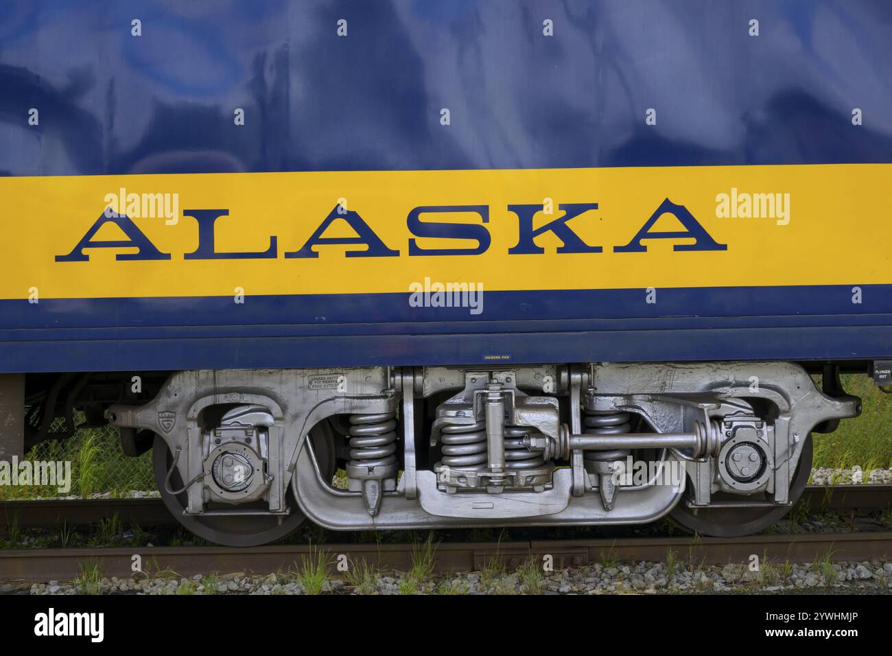 Nahaufnahme der Radaufhängung eines blau-gelben Alaska-Zuges auf den Gleisen, Alaska Railroad, Seward, Alaska, USA, Nordamerika Stockfoto