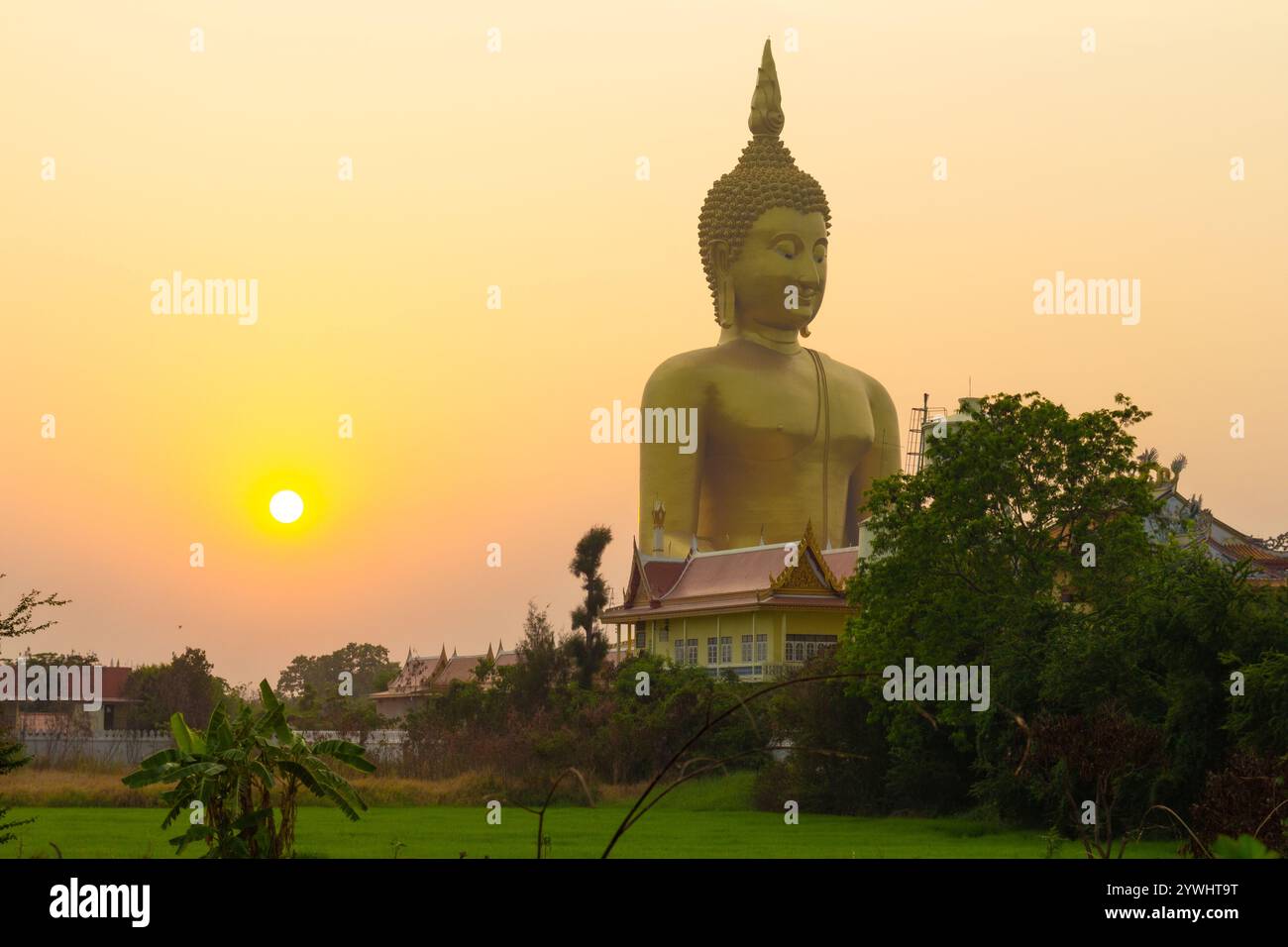 Wat Muang ist ein alter Tempel in der Provinz Ang Thong. Die große Buddha-Statue wurde 2008 erbaut. Es ist das größte in Thailand und segnet bei einem Besuch Stockfoto
