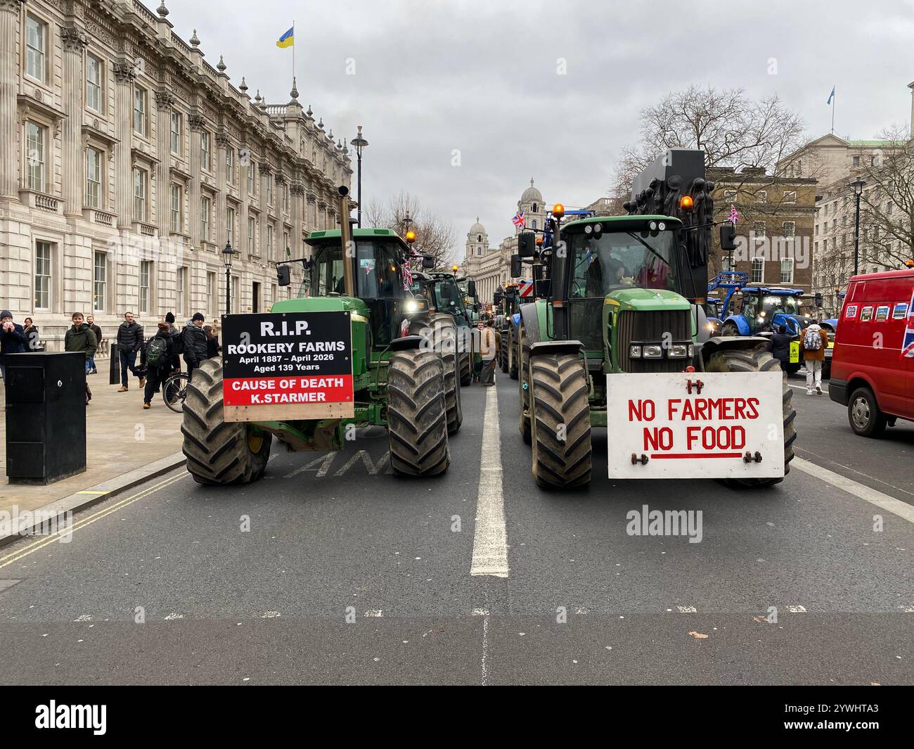 Britische Landwirte protestieren mit Traktorprozession in Westminster gegen die neuen Erbschaftssteuervorschriften Stockfoto