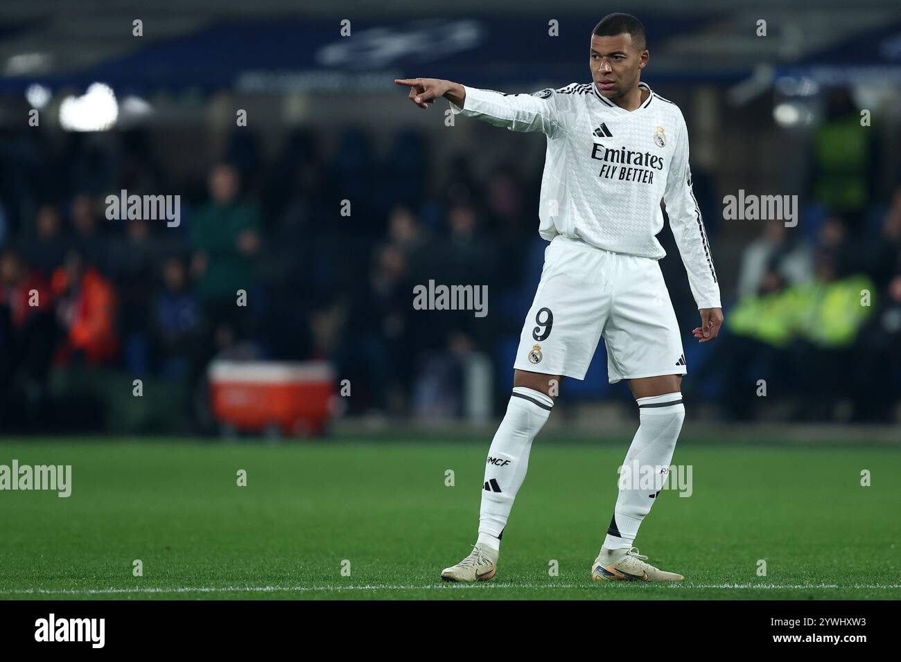 Bergamo, Italien. Dezember 2024. Kylian Mbappe von Real Madrid CF Gesten während des Spiels der UEFA Champions League Phase MD6 zwischen Atalanta BC und Real Madrid C.F. im Gewiss Stadium am 10. Dezember 2024 in Bergamo, Italien. Quelle: Marco Canoniero/Alamy Live News Stockfoto