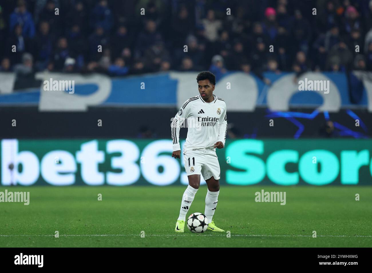 Bergamo, Italien. Dezember 2024. Rodrygo geht gegen Real Madrid CF in Aktion während des Spiels der UEFA Champions League Phase MD6 zwischen Atalanta BC und Real Madrid C.F. am 10. Dezember 2024 im Gewiss-Stadion in Bergamo, Italien. Quelle: Marco Canoniero/Alamy Live News Stockfoto