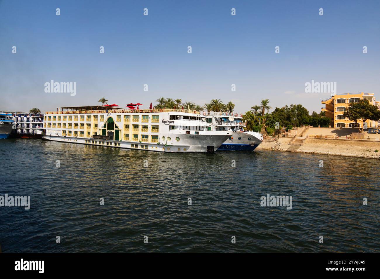 Royal Viking Kreuzfahrtschiff auf dem Nil, Liegeplatz mit anderen Kreuzfahrtschiffen... Viking Line. Legt in Luxor, Ägypten, an Stockfoto