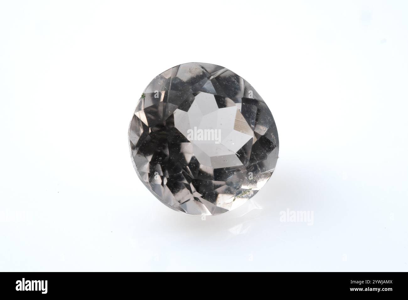 Natürlicher Achroit weißer Tourmaline Edelstein strahlt Eleganz und Klarheit aus. Stockfoto