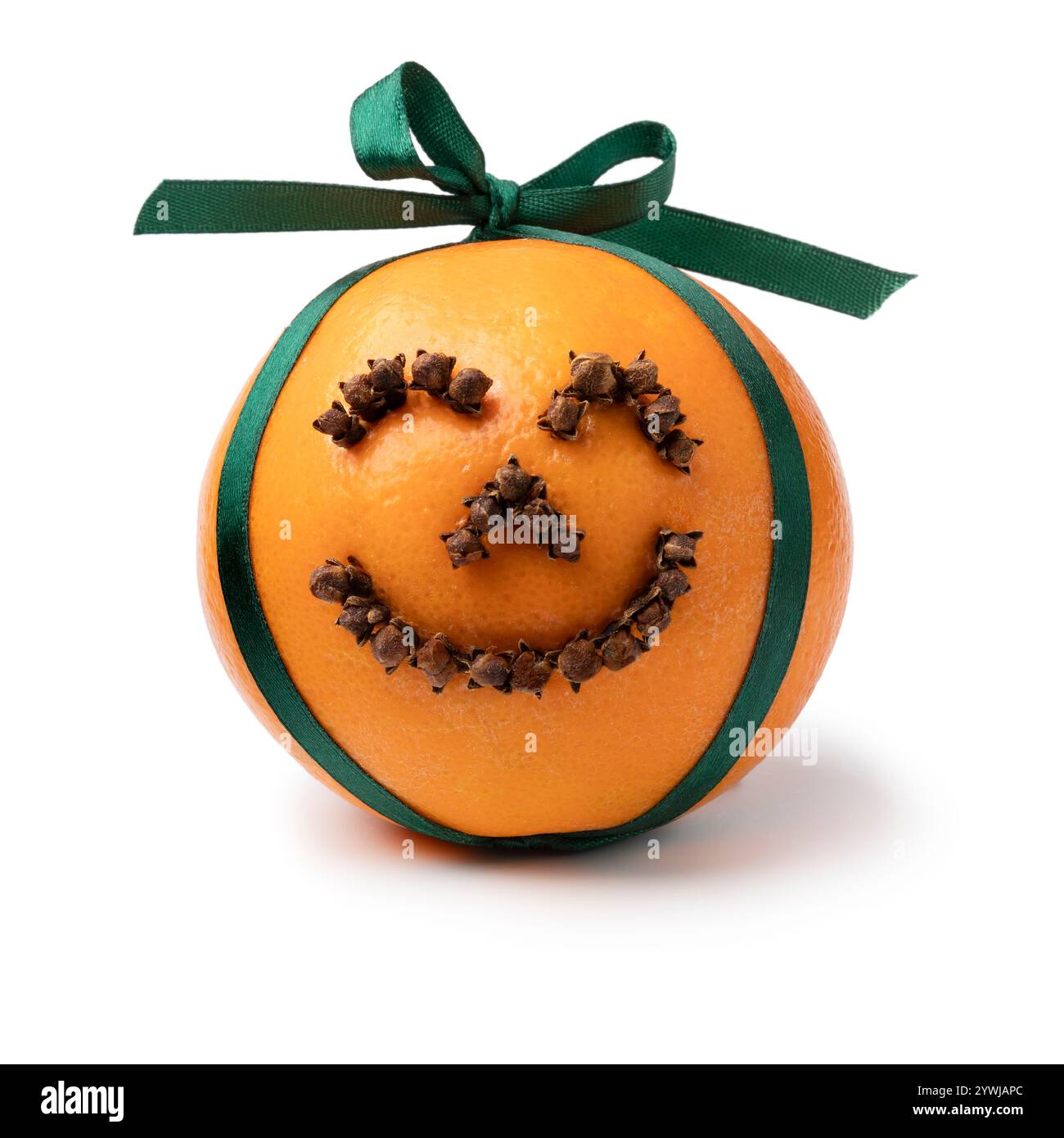 Traditioneller orangener Weihnachtspomander isoliert auf weißem Hintergrund Nahaufnahme Stockfoto