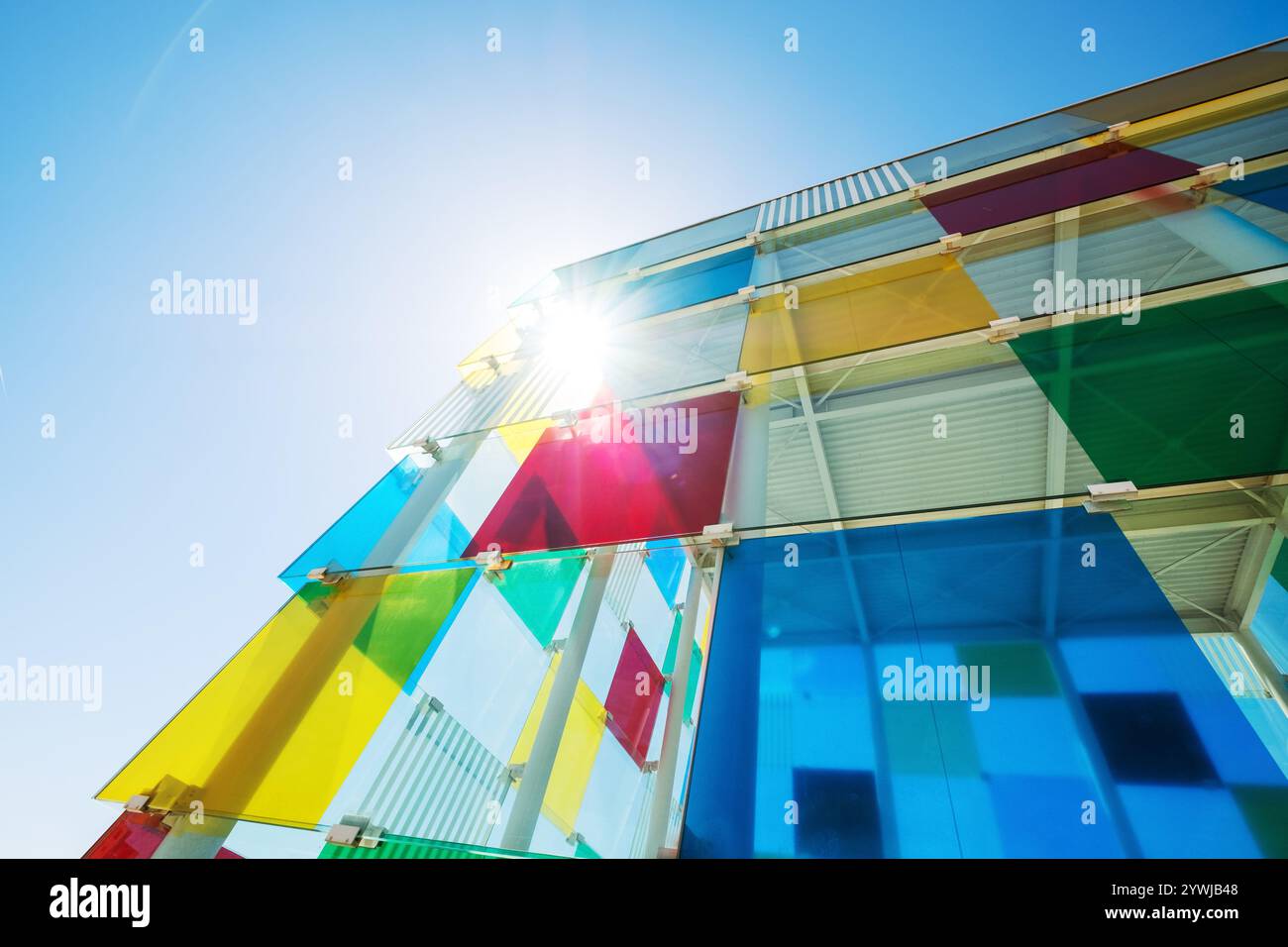 Centro Pompidou de Malaga - berühmtes Kunstobjekt der zeitgenössischen Stadtarchitektur in der Nähe des Stadthafens. Der mehrfarbige El Cubo Glaswürfel lockt mit seinem Gor an Stockfoto