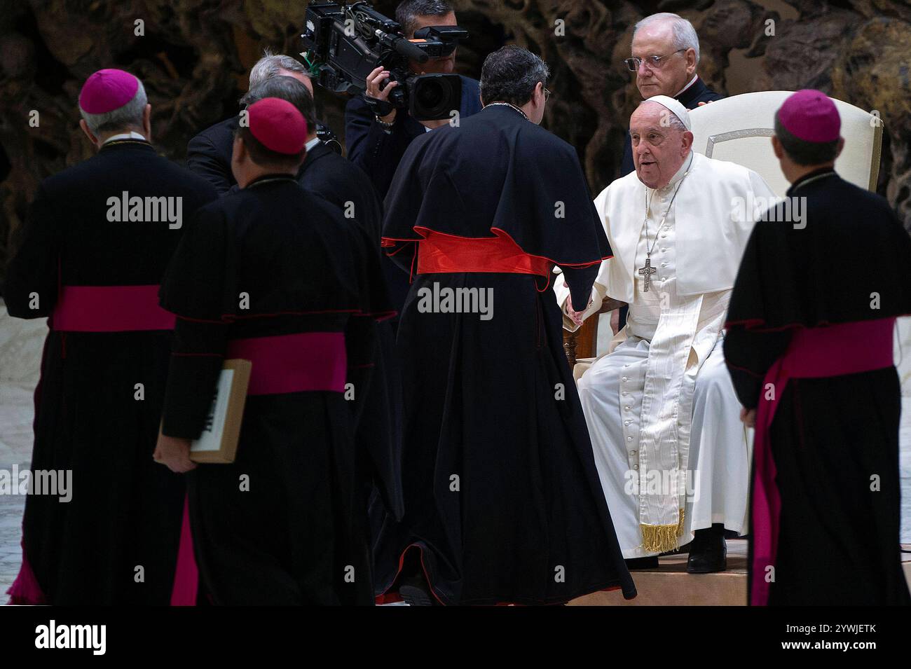 ITALIEN - PAPST FRANZISKUS LEITET DIE WÖCHENTLICHE GENERALAUDIENZ PAUL VI. SAAL IM VATIKAN - 2024/12/11 Italien, Rom, Vatikan, 2024/12/11 Mitglieder der Kleruswarteschlange, um Papst Franziskus am Ende der wöchentlichen Generalaudienz im Saal Paul VI im Vatikan zu begrüßen. NUR REDAKTIONELLE VERWENDUNG - KEINE BÜCHER Copyright: XALESSIAxGIULIANIx Stockfoto