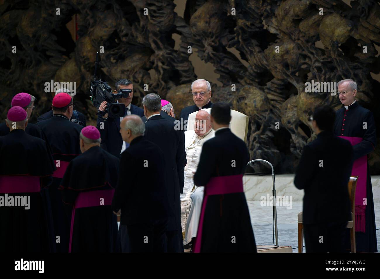 ITALIEN - PAPST FRANZISKUS LEITET DIE WÖCHENTLICHE GENERALAUDIENZ PAUL VI. SAAL IM VATIKAN - 2024/12/11 Italien, Rom, Vatikan, 2024/12/11 Mitglieder der Kleruswarteschlange, um Papst Franziskus am Ende der wöchentlichen Generalaudienz im Saal Paul VI im Vatikan zu begrüßen. NUR REDAKTIONELLE VERWENDUNG - KEINE BÜCHER Copyright: XALESSIAxGIULIANIx Stockfoto