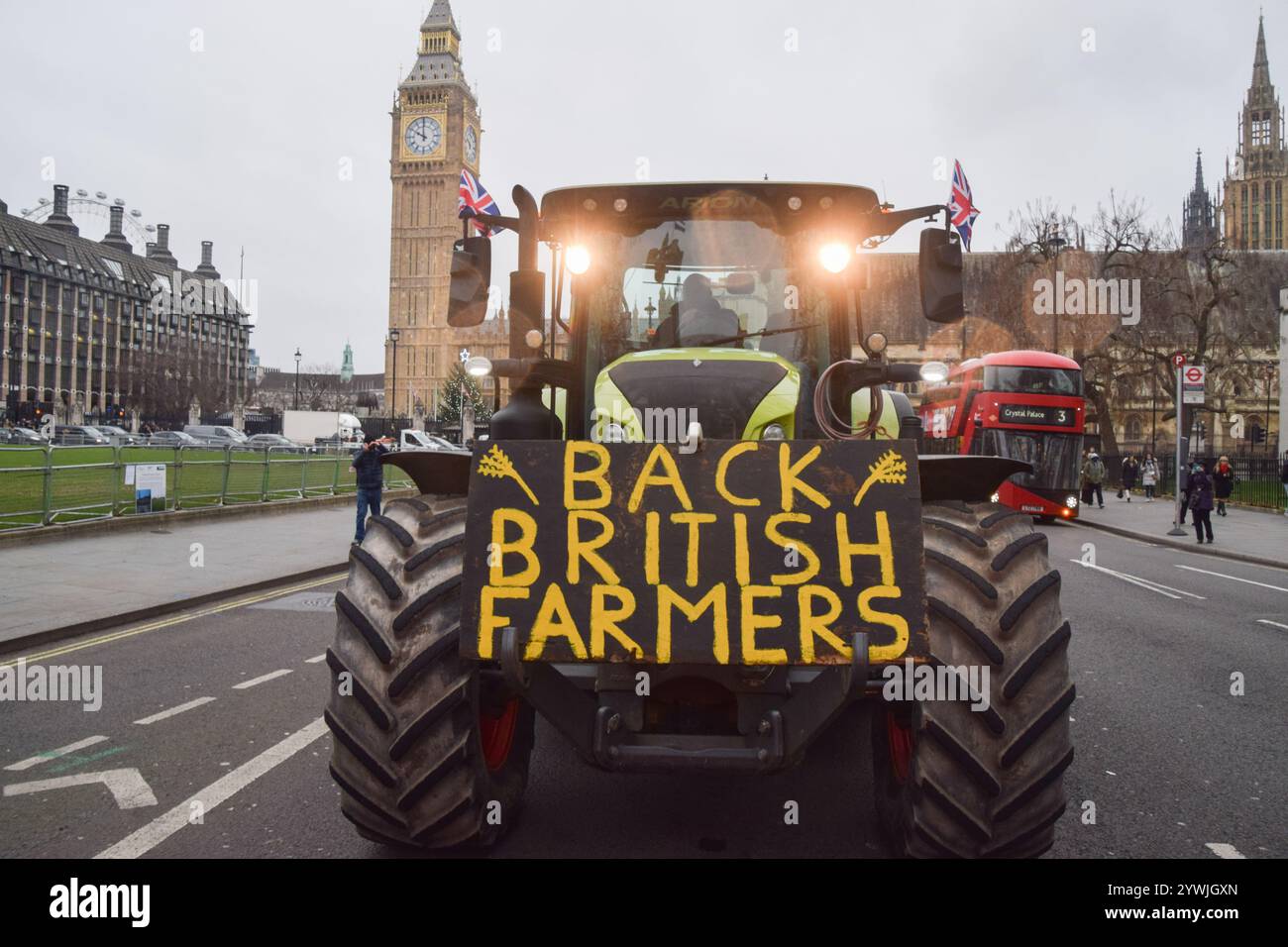 London, Großbritannien. Dezember 2024. Ein Traktor mit einem „Back British Farmers“-Plakat passiert den Parliament Square, während die Bauern gegen die Erbschaftssteuer protestieren. Quelle: SOPA Images Limited/Alamy Live News Stockfoto