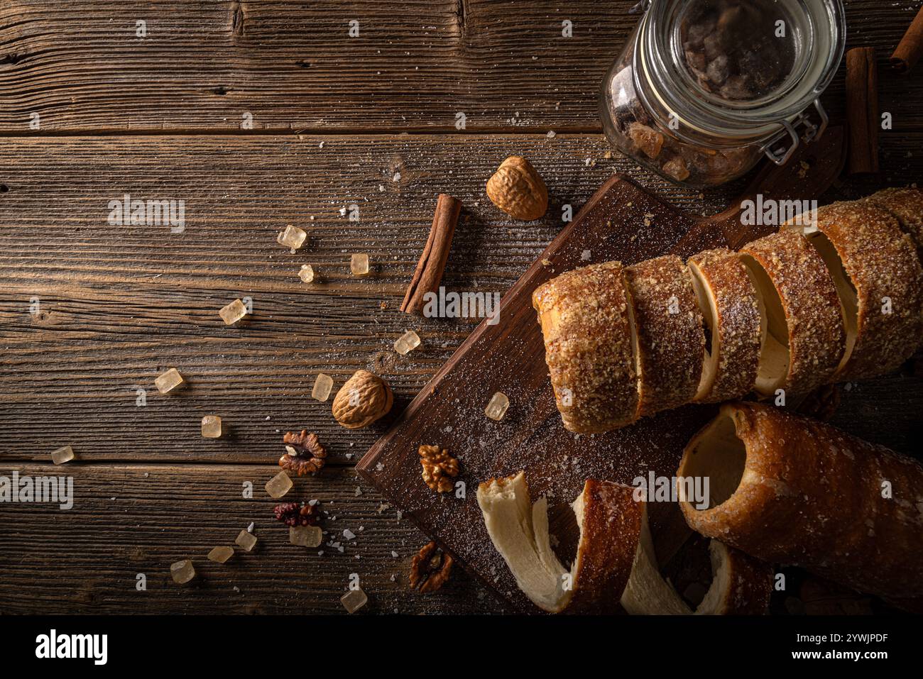 Köstliche, frisch gebackene Kaminkuchenrollen auf einem rustikalen Holztisch, Kopierraum Stockfoto