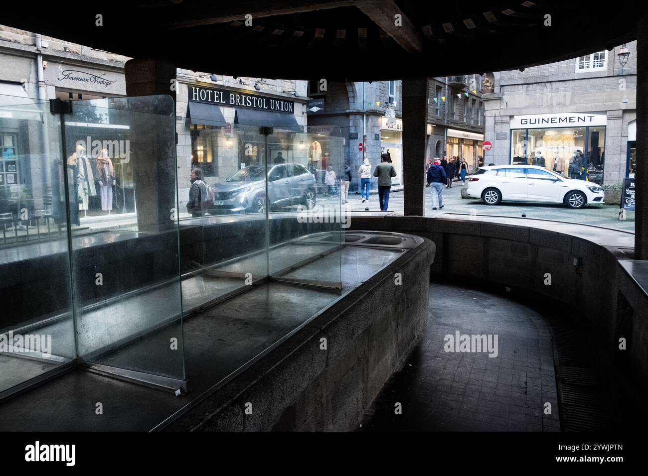 Innerhalb des alten Fischmarktgebäudes an einem nicht-Markttag, intra-muros St Malo, Bretagne, Frankreich Stockfoto