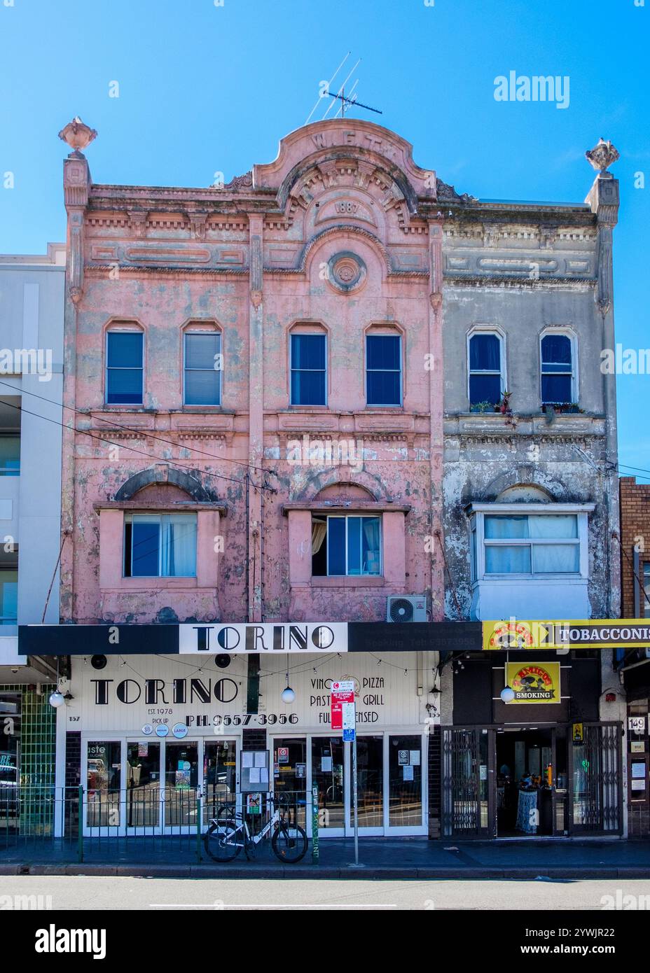 Die vom Wetter getragene Architektur des 19. Jahrhunderts an der Enmore Road, Newtown, Sydney, Australien, Stockfoto