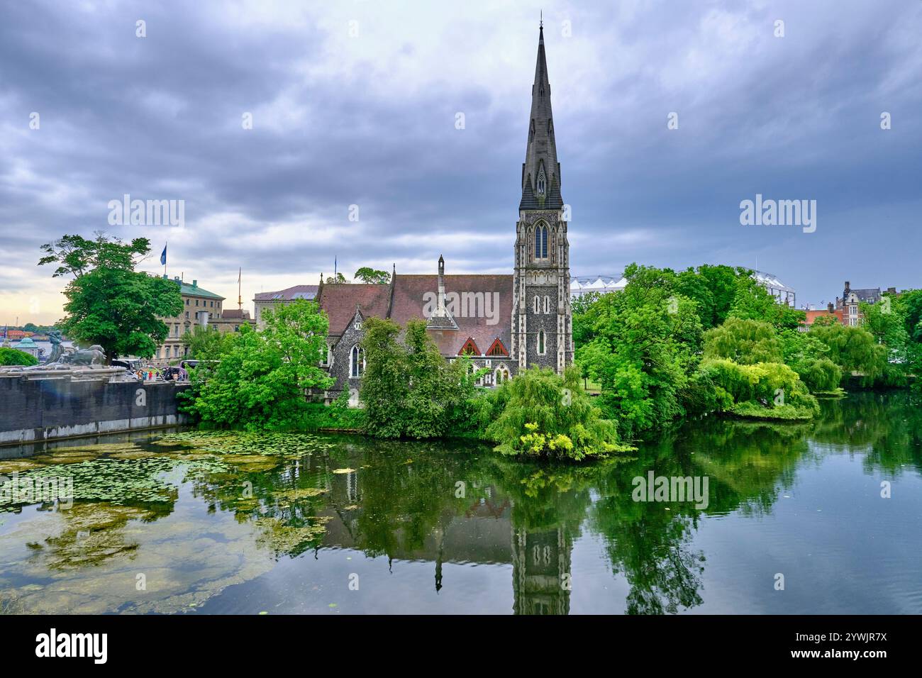 Gärten von Kastellet (Zitadelle) und St. Alban's Church (Sankt Albans Kirke). Es handelt sich um eine Zitadelle aus dem Jahr 1626. Kopenhagen, Dänemark. Stockfoto