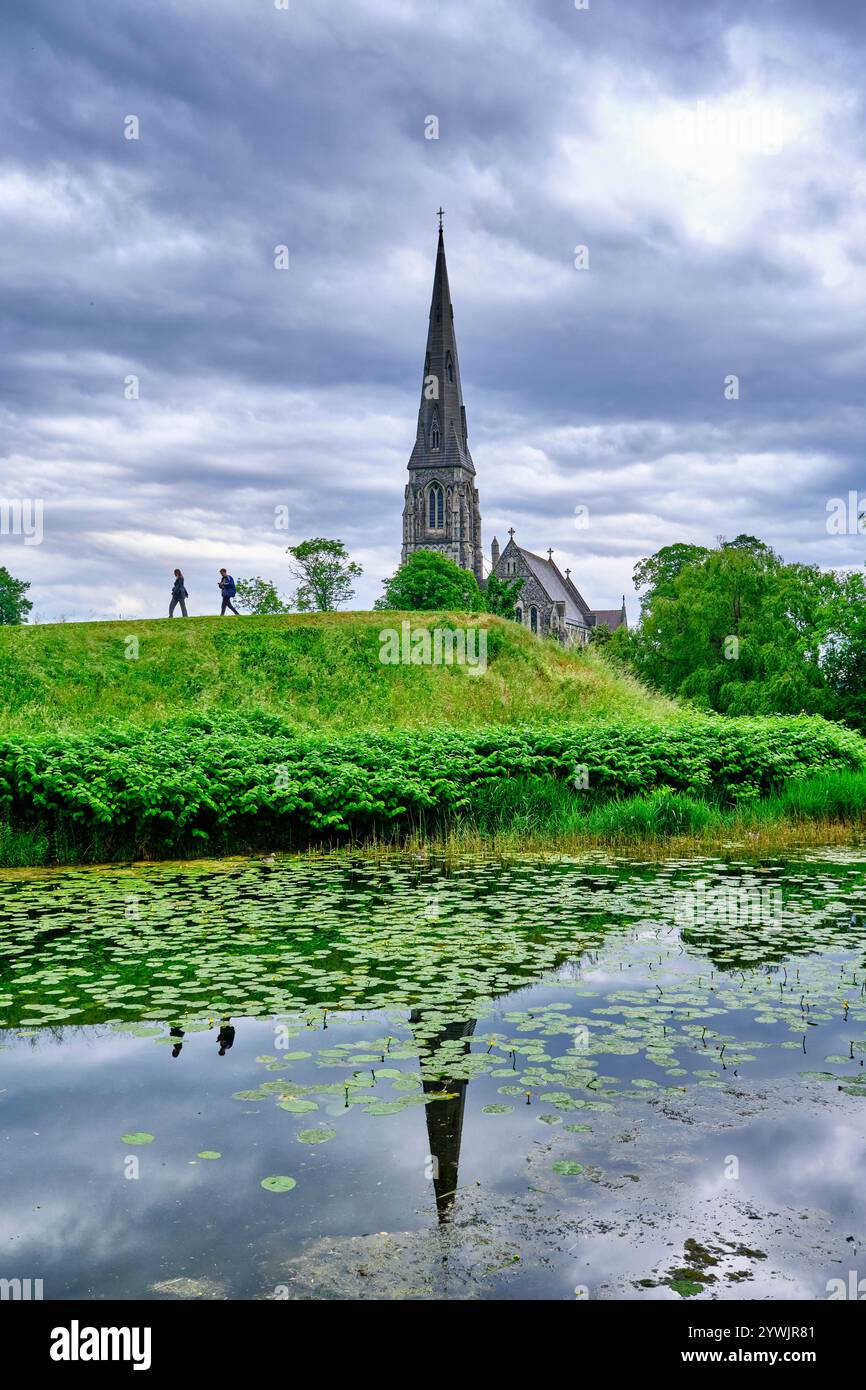 Gärten von Kastellet (Zitadelle) und St. Alban's Church (Sankt Albans Kirke). Es handelt sich um eine Zitadelle aus dem Jahr 1626. Kopenhagen, Dänemark. Stockfoto