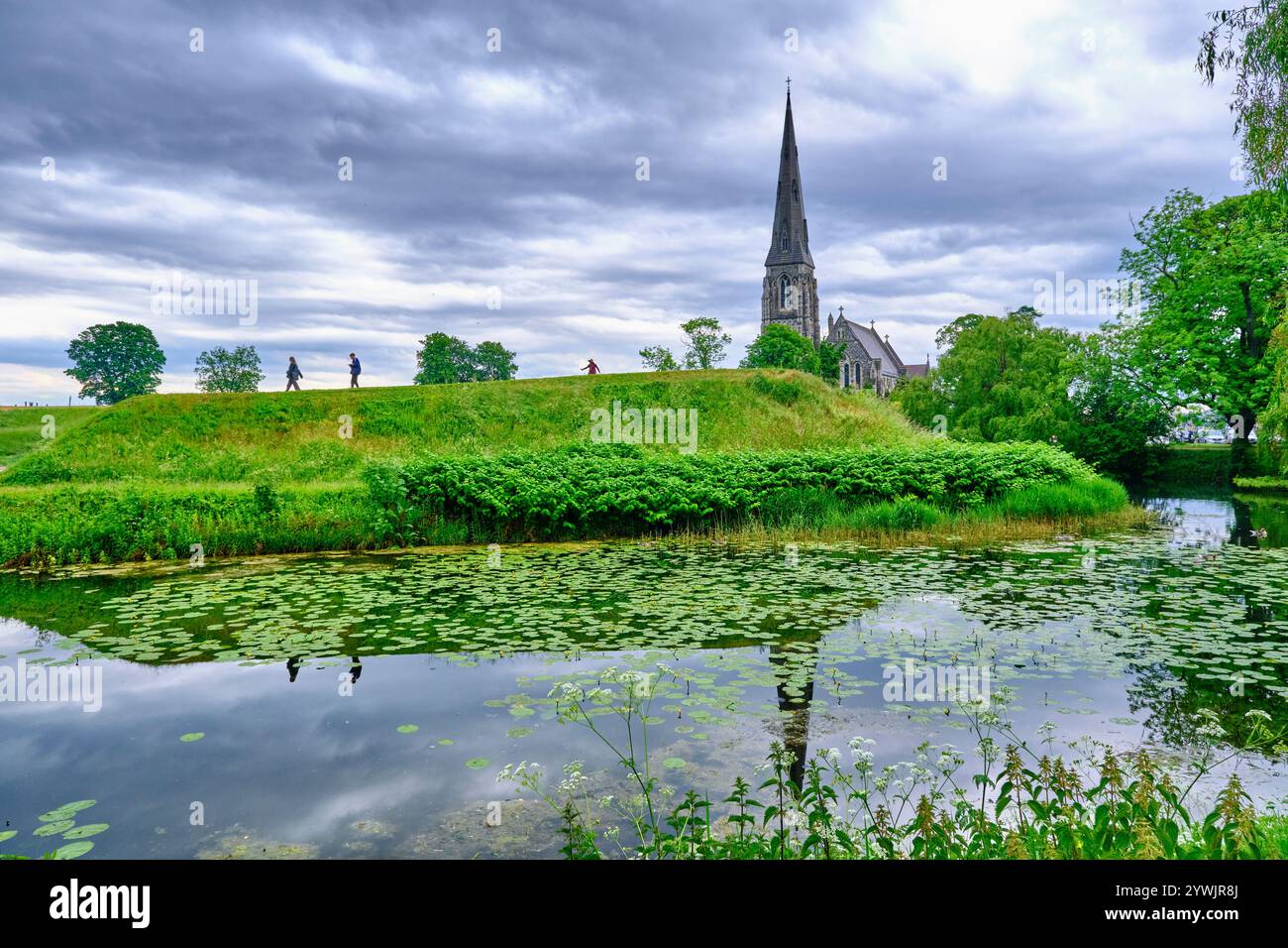 Gärten von Kastellet (Zitadelle) und St. Alban's Church (Sankt Albans Kirke). Es handelt sich um eine Zitadelle aus dem Jahr 1626. Kopenhagen, Dänemark. Stockfoto