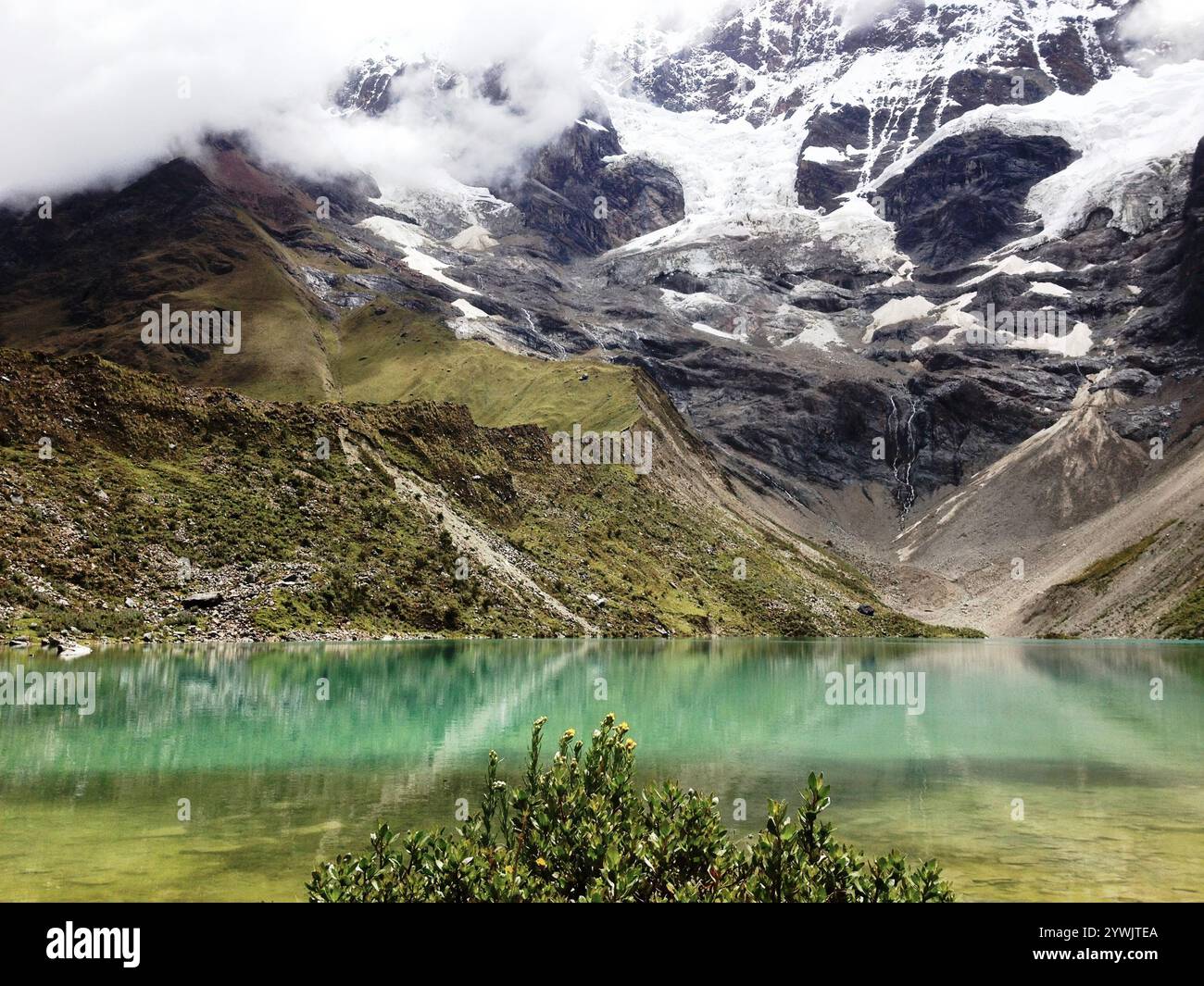 Reflexionen im Gletschersee am Humantay Glacier, Anden, Peru, Südamerika Stockfoto